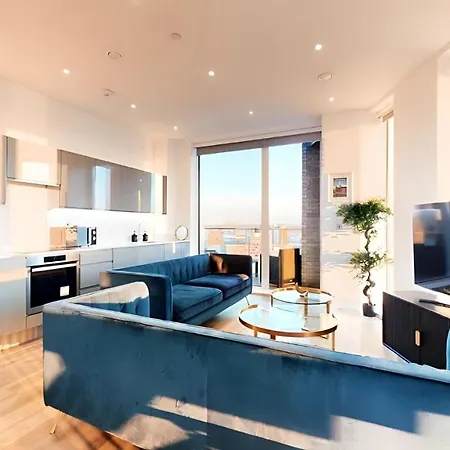 City View 2-Bed Battersea Penthouse - Underground Parking